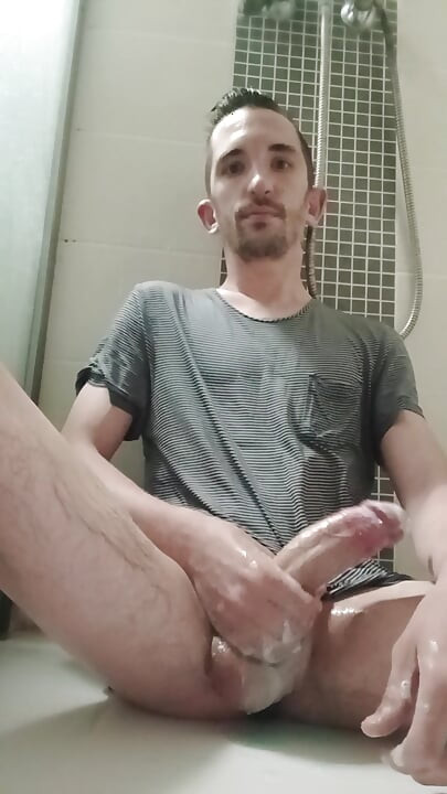 Handjob di bilik mandi
