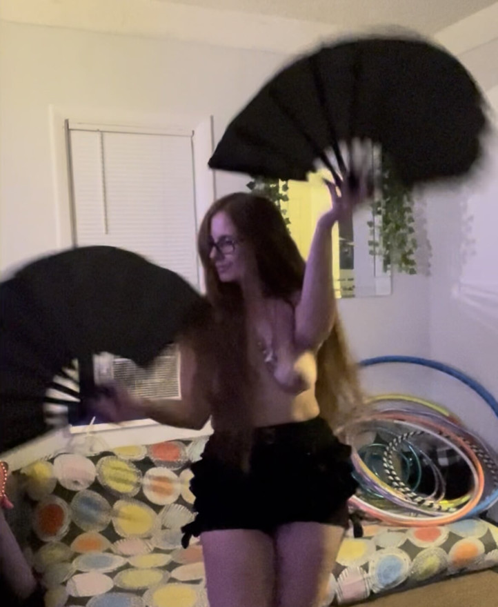 EMMA DANSEAZĂ TOPLESS CU FANII EI! Îi PLACE SĂ FIE URMĂRITĂ! 👀 SPERMĂ ȘI VEZI!