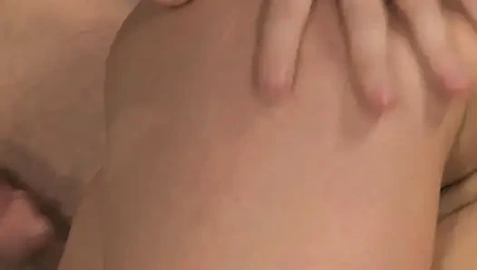 Cewek sange ini makin bugar saat sesi wawancara kerja sebelum pergi ke sofa untuk ngentot