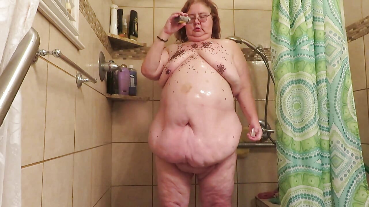 Eu brinco com granulado de chocolate colocando nos meus peitos barriga e bunda