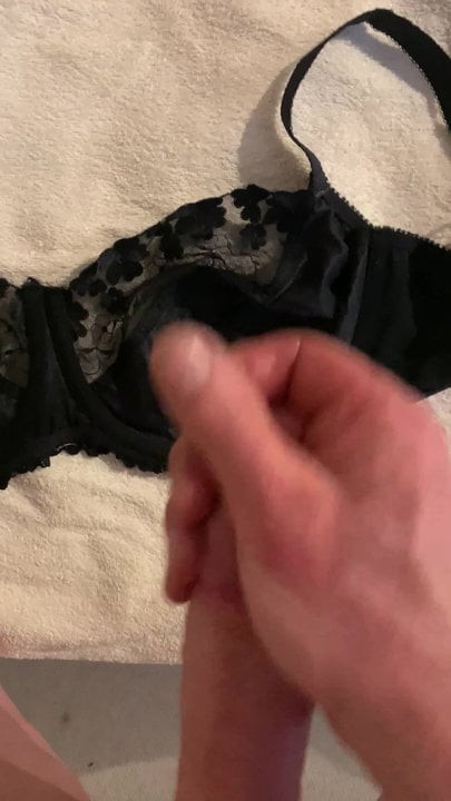 Ngocok kontol bra besar