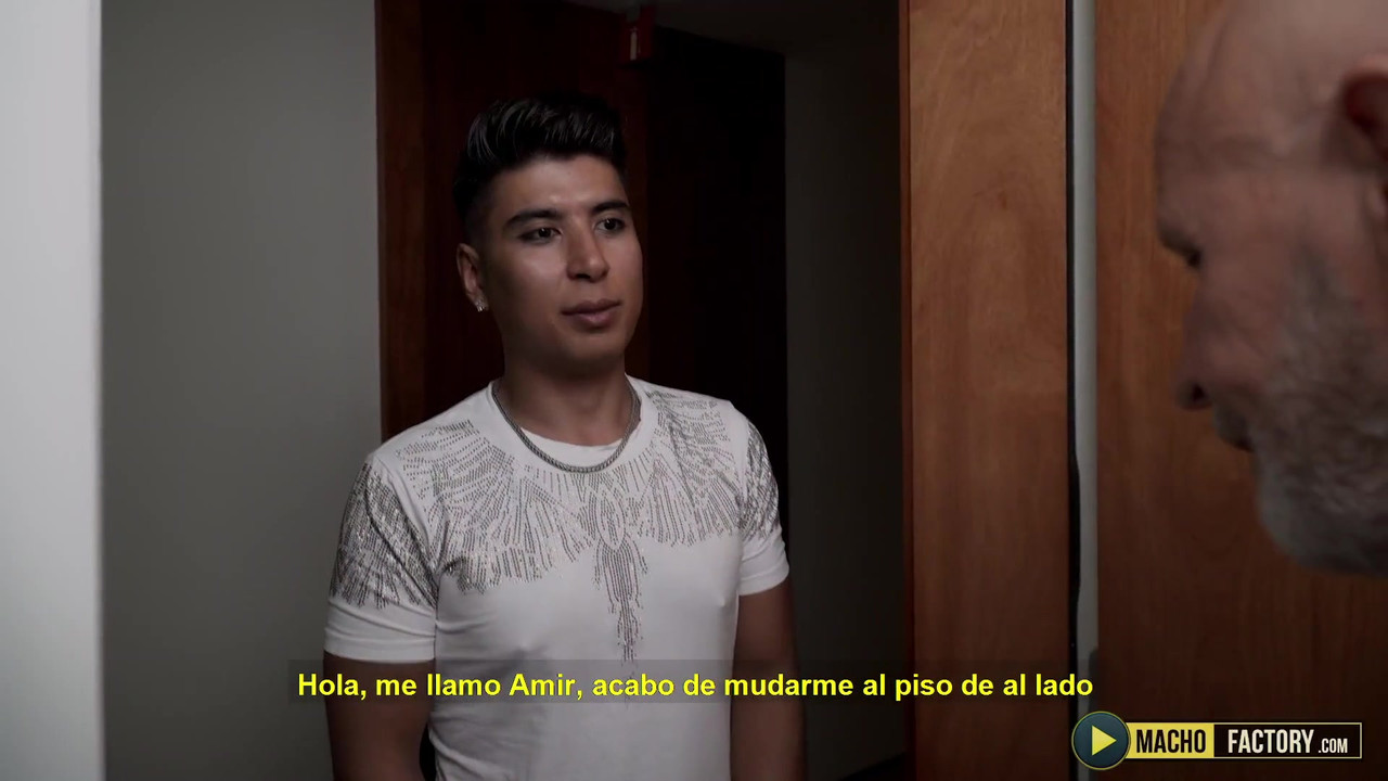 超级性感的爸爸benedictus得到一个大玩具和大鸡巴插他紧致的屁股