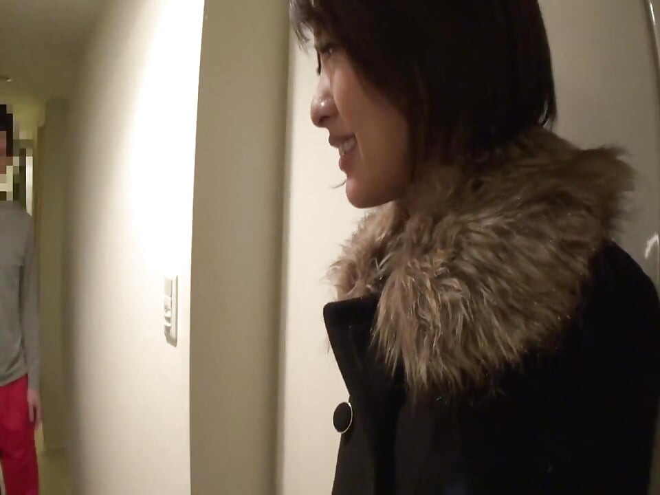 집에서 앞치마 유혹. 그녀는 그를 천천히 괴롭히고 그의 쾌락을 지배해!