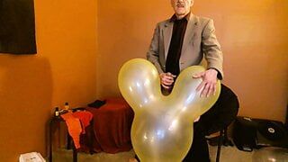 Balloonbanger 70) Topolino, fai scoppiare il palloncino e radersi. (la sessione termina nel video 71)