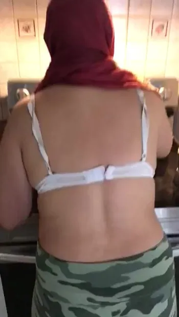 Saudi Arab Maid Gets Assfucked While Cooking