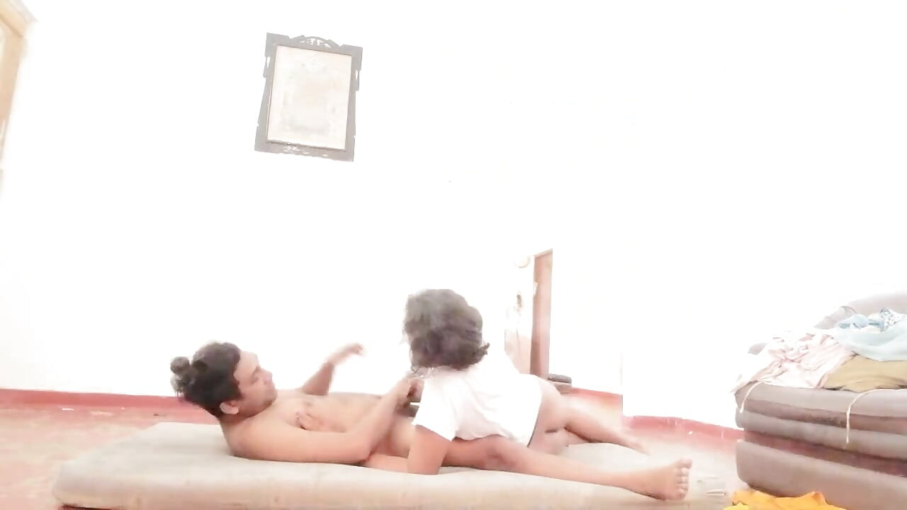 Chị kế đang vui vẻ với anh trai kế