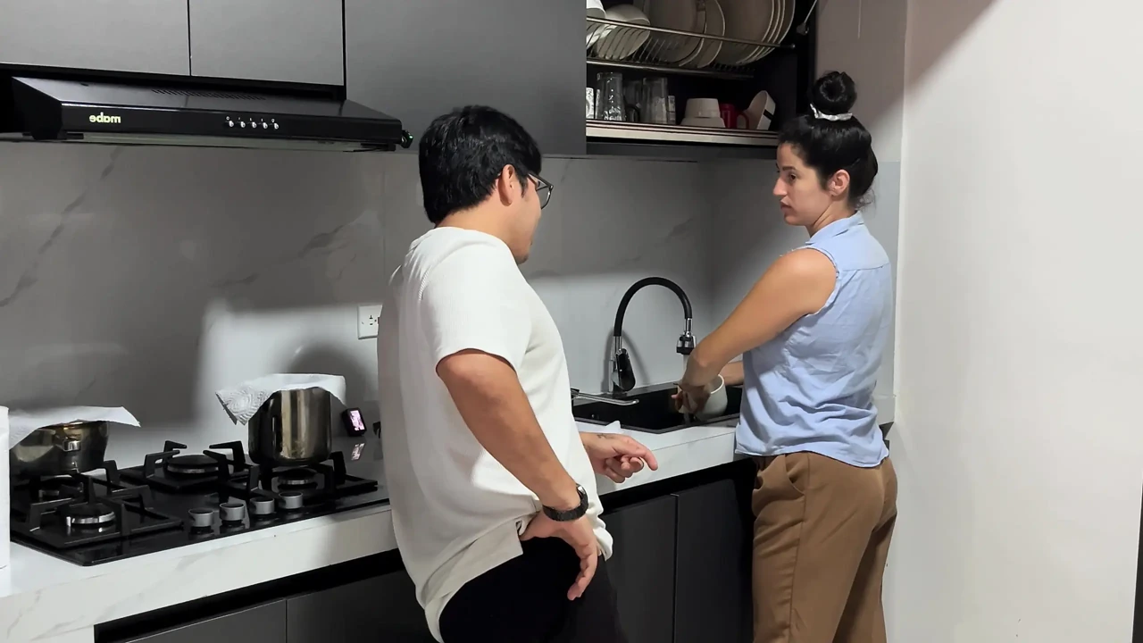 当我们一个人的时候，我的继妹在厨房里把她的屁股给了我！