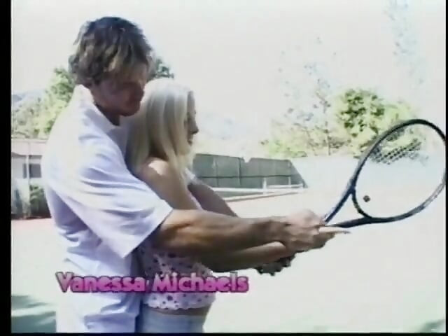 Plavuša s velikim sisama jaše tvrdi kurac