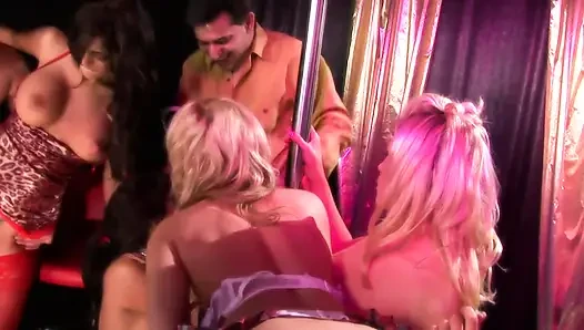 Penari striptis sange dientot habis-habisan di klub malam