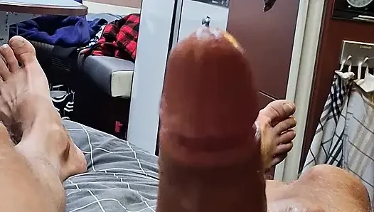 Ateşli adam tek başına mastürbasyon - ev yapımı, gerçek amatör, yakın çekim bakış açısı