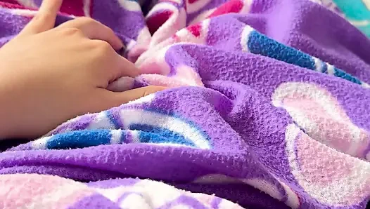 Красивая девушка мастурбирует