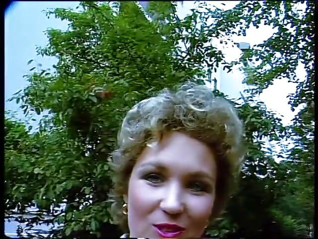 Elegantes alemãs dando uma entrevista ao ar livre