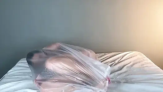 Çaresiz velet plastik içinde oynuyor