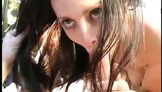Cewek ini jilat memek sambil dientot dari belakang
