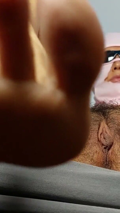 Eu espio uma buceta peluda e sexy, peituda rabuda. Peluda milf experimenta roupas nuas | Clipe 2