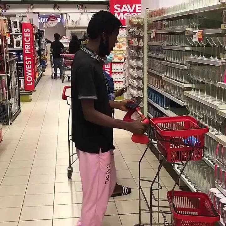 Alışveriş merkezinde tanıştığım bir kızı sikiyorum