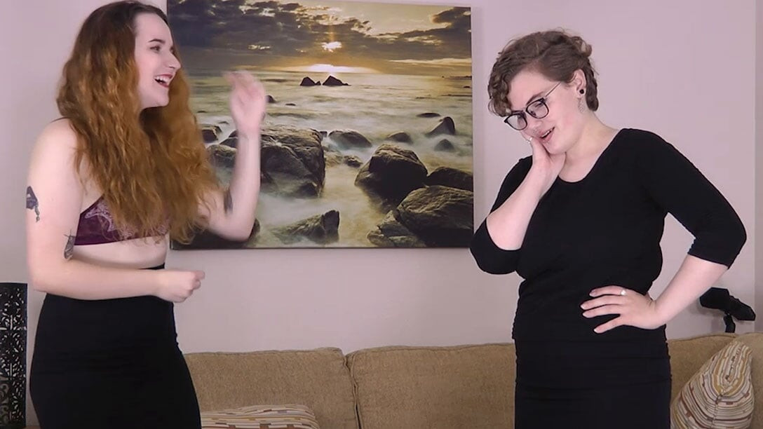 Gracie e Roxy competem no jogo Strip Memory