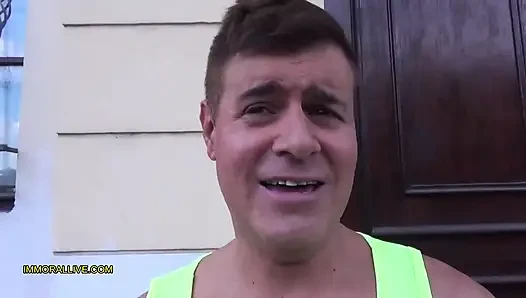 Dövmeli adam en iyi arkadaşlarıyla yeni sekreterle buluşmaya gidiyor.