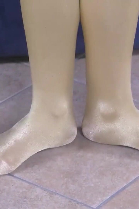 Bianca, sexy brunette teen adores her feet