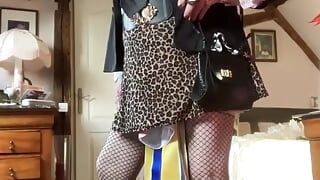 Vestido com uma mini saia de leopardo para uma noite fora