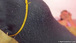 Der behaarte hengst Maui zeigt seine massiven füße beim wichsen