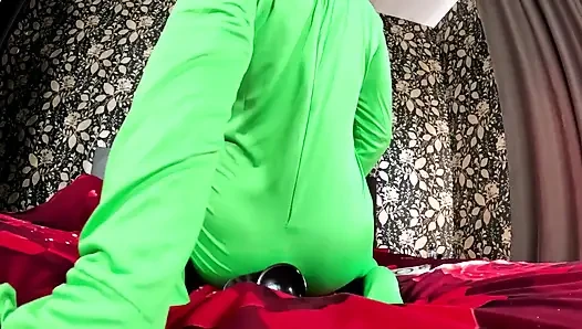 Permainan mainan zentai ukuran raksasa. Cewek sange ini lagi asik muasin memeknya pakai dildo ukuran kontol raksasa pria kulit hitam sambil merokok