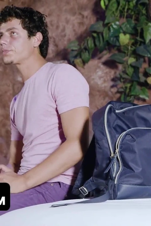 Twink Kaleb Stryker yang lembut dan miang menipu lelaki yang lebih tua dan mengongkeknya dalam kamera di bilik hotelnya