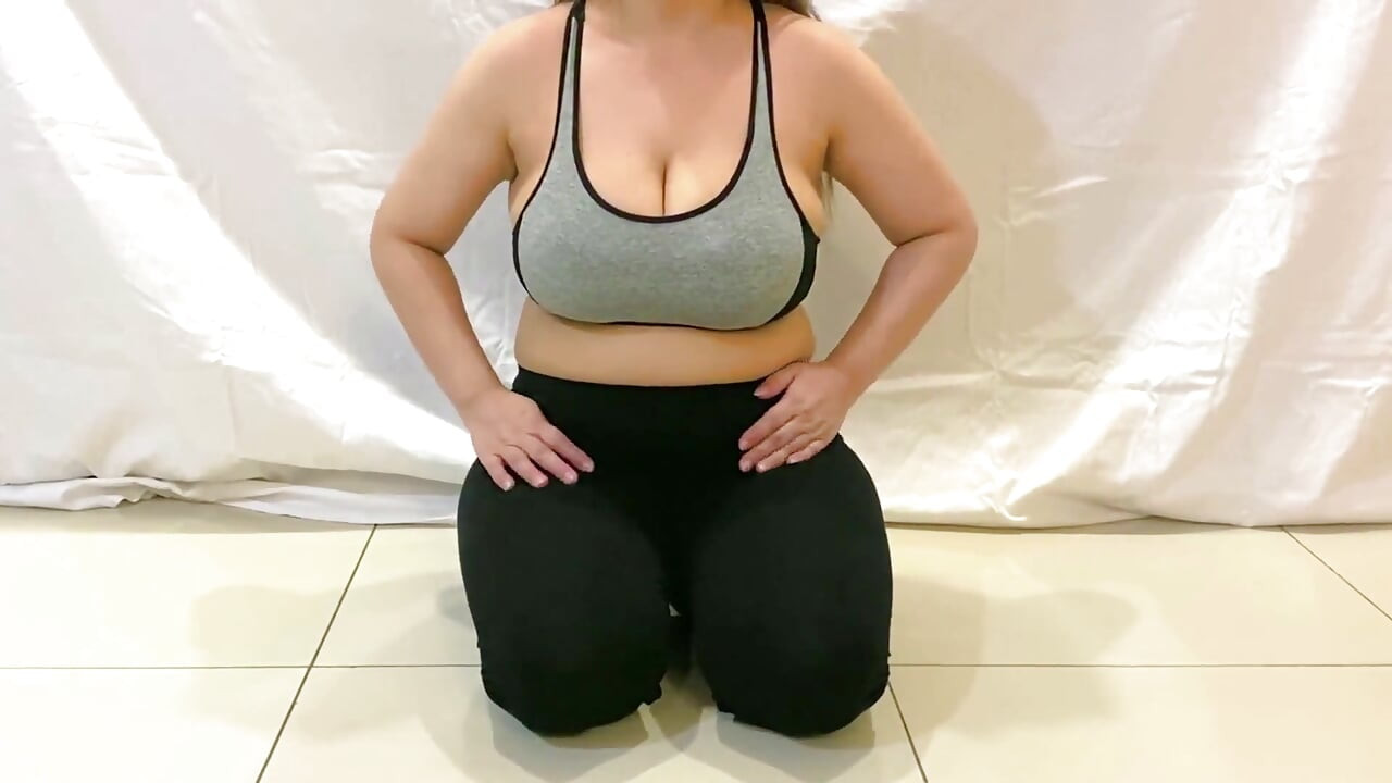 Milf met grote tieten speelt met haar grote tepels en grote borsten