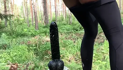 Ormanda yarıda kesilen dildo oyunu