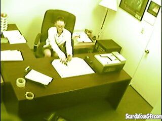 Секретарша трахает пальцами и мастурбирует киску в офисе