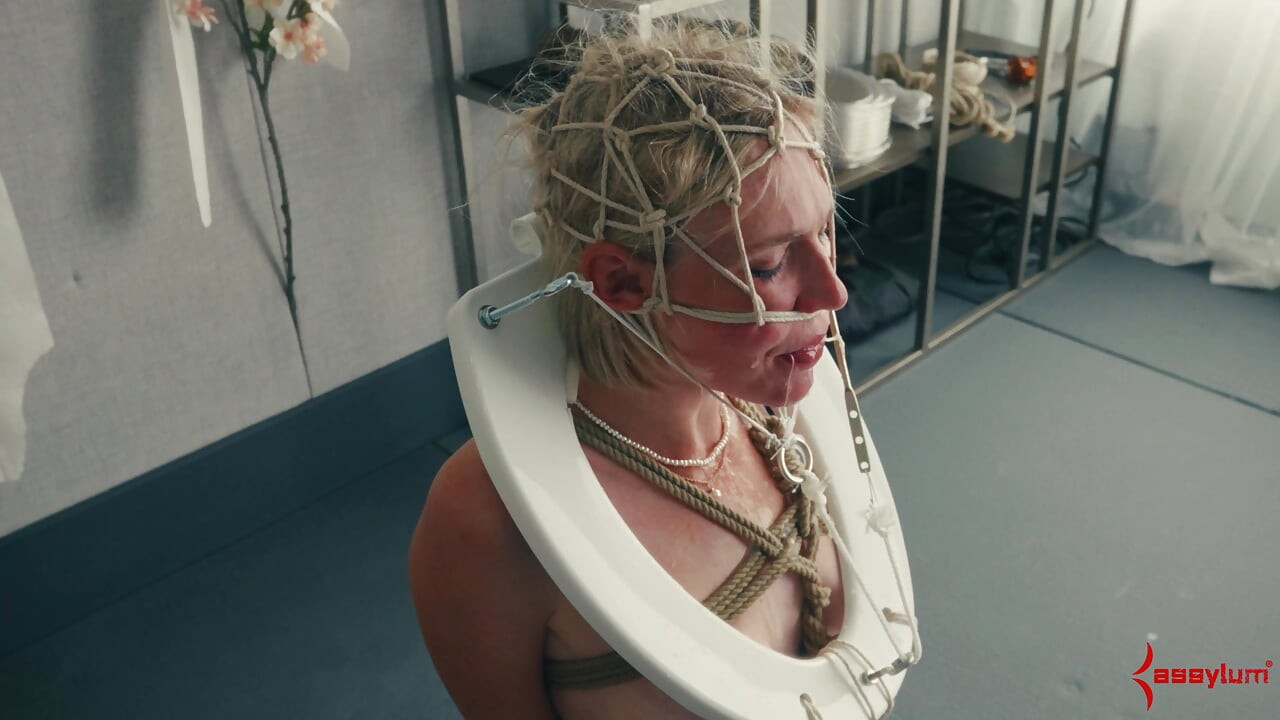 Ludzka toaleta połyka dziesiątki ładunków i dostaje szorstką twarz kurwa i jebanie w dupę