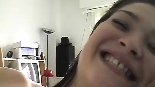 Eine schöne eurasische frau versucht ein porno-abenteuer