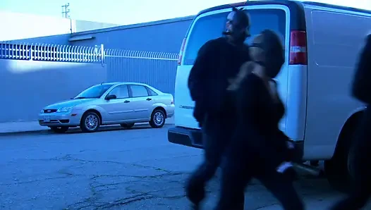 Vollbusiges schätzchen wird im van gefickt