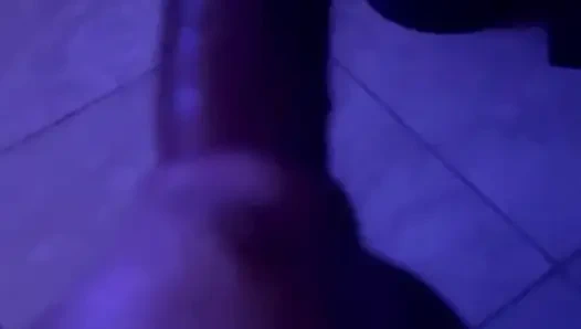 Sie lutscht diesen großen schwanz