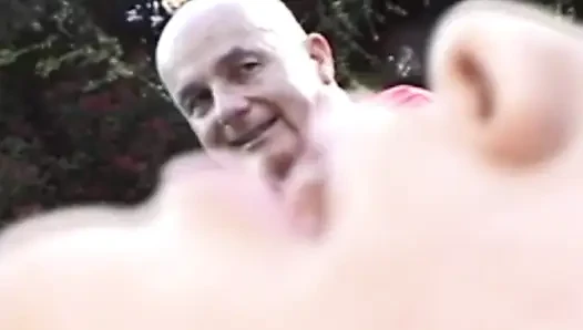 Ehemann beobachtet, wie ehefrau geschraubt wird