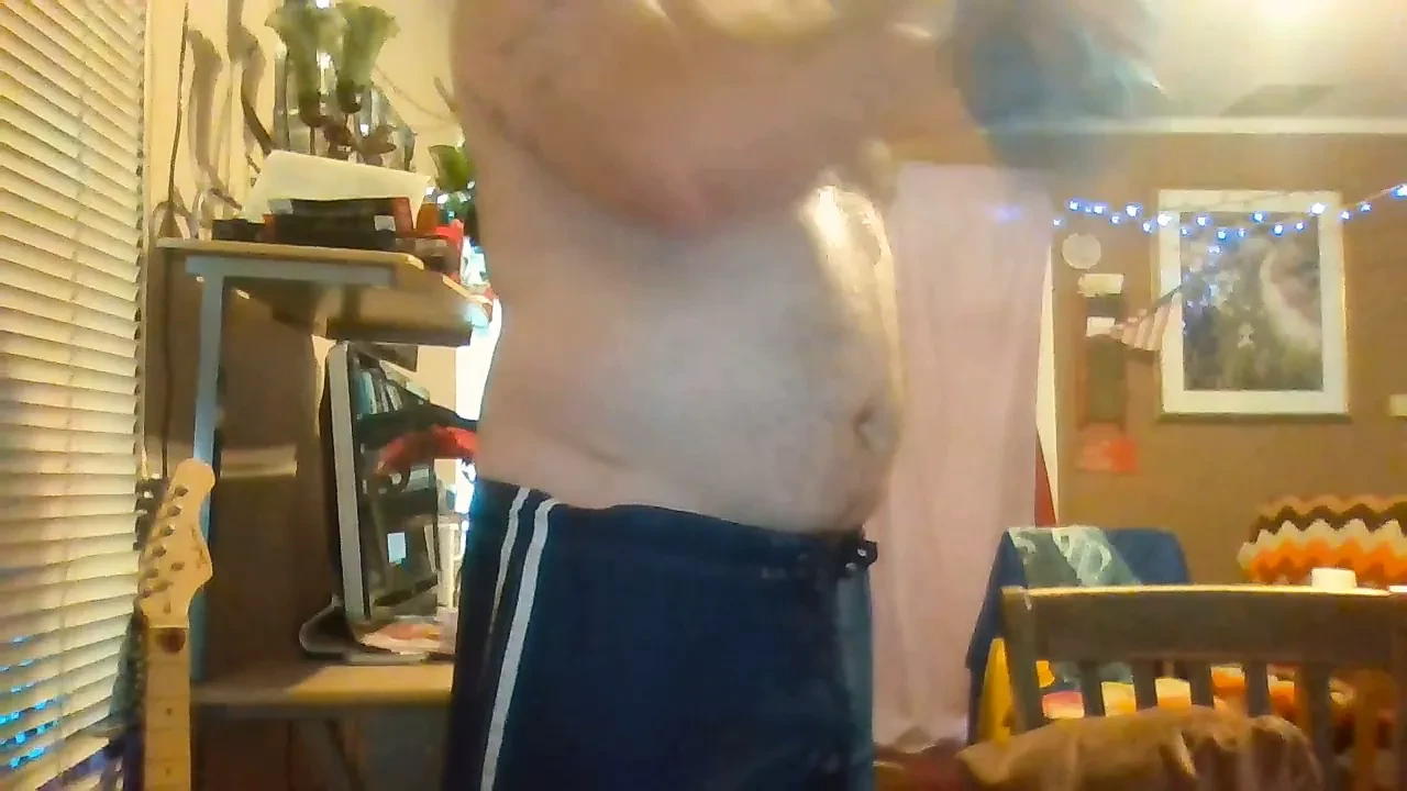 Zpocený nevlastní táta se svléká