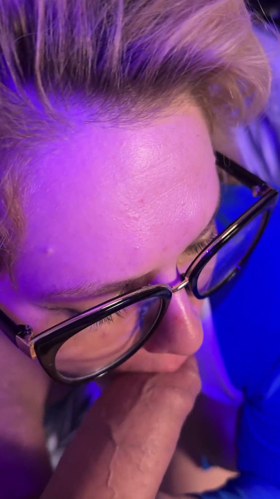 Galen slarvig deepthroat BJ från liveshow - throatfucked &ansiktsbehandling
