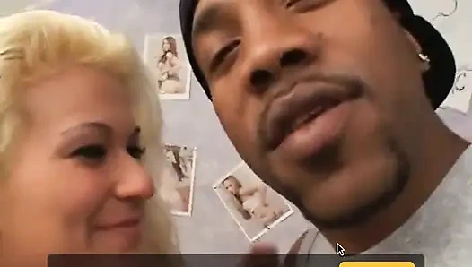 Белая телочка отсасывает черному мужику