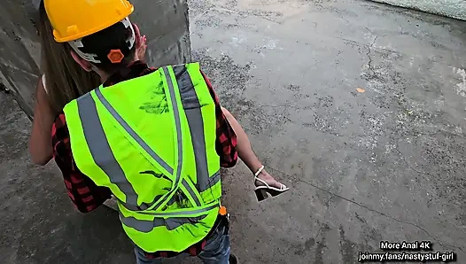 Gorgeous Accountant Lady Gives Her Ass to Dirty Builder