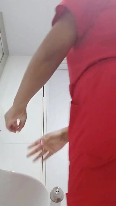 Trenutak koji morate vidjeti iz "Snimanje medicinskih sestara u uredu dr. Bellotija"