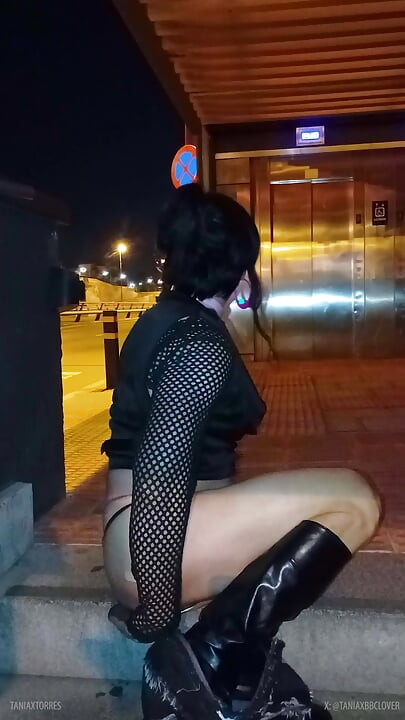 Taniax zieht ihre minishorts aus und kommt auf der straße