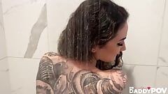 Kinky Arabelle Raphael zuigt en pijpt pik tijdens het douchen