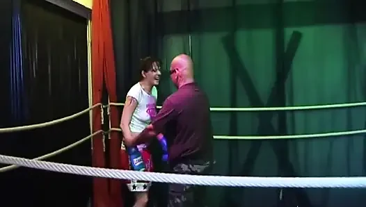 Neon-körperbemalungs-orgie im wrestling-ring mit lockigem haarigem