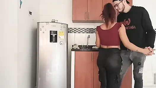 New York Abd'li 18 yaşındaki esmer büyük sarkık memeler üvey erkek kardeşinin büyük yarağını canlı sikiyor