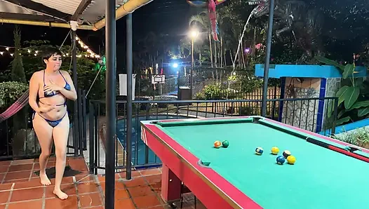 С оправданием, дотягиваясь до нее полотенце, сексуальная сводная сестра показывает свои сиськи сводный брат и в конечном итоге трахает его.