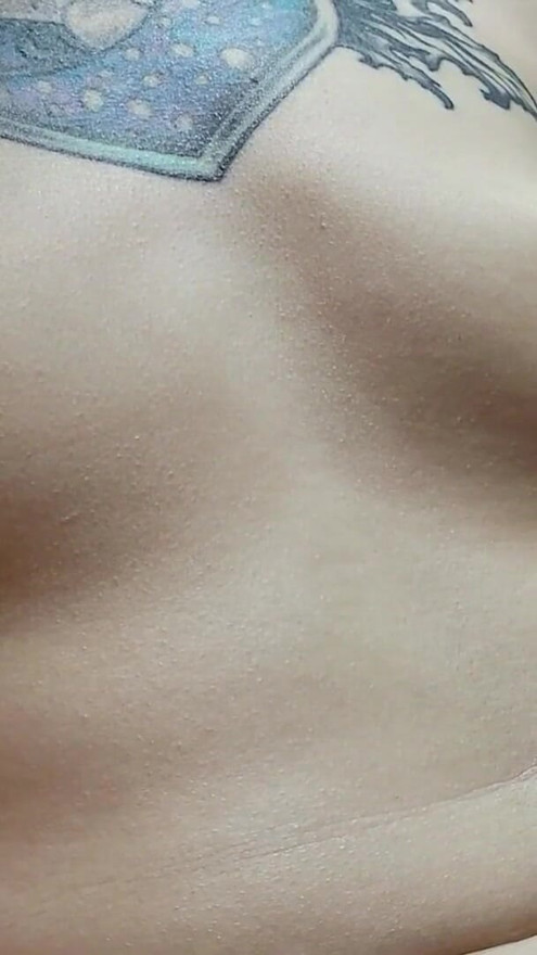 نوک سینه‌های پف‌کرده. دختر ناز با نوک سینه‌هاش بازی می‌کنه | کلیپ ۱