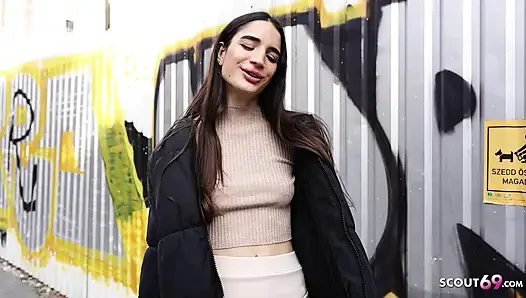 Alman izci - zayıf Fransız kız Candie Luciani için göz devirme orgazmı oyuncu seçmelerinde sikişiyor