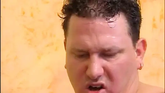 Зрелую милфу трахнули в задницу и кончили в рот чудовищные члены