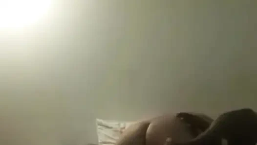 Wanita semok ini mewujudkan fantasinya dengan klitoris besar