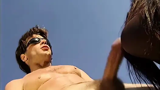 Черная сучка вымаливает белую сперму